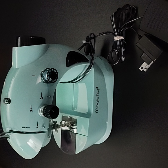 Mini sewing machine - Picture 2 of 5